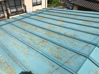 サビてしまった古いトタン屋根