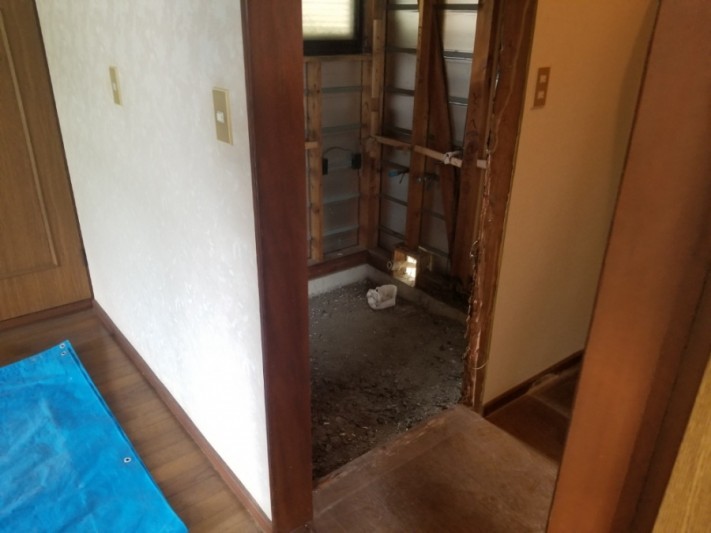 お風呂場解体中です