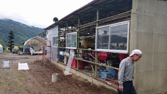外壁ポリカ撤去です①