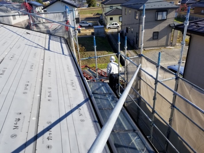 ガルバニウム鋼板を上げています