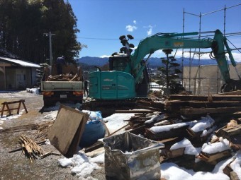 トラックに積む