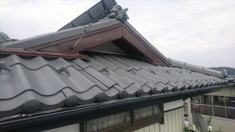 スレート瓦の塗装上塗り吹付け完成です!