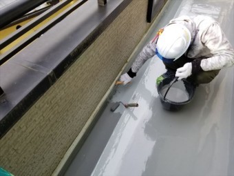トップコートを塗っています