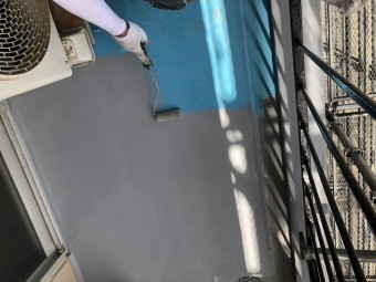 ウレタン防水トップコートの塗装開始です①