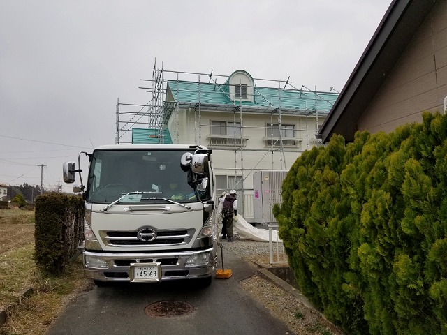 足場の解体開始です