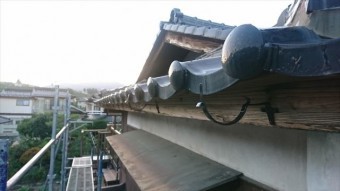 雨樋撤去して新しい金具をつけてます。