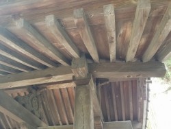 円福寺山門です 桁が折れてます