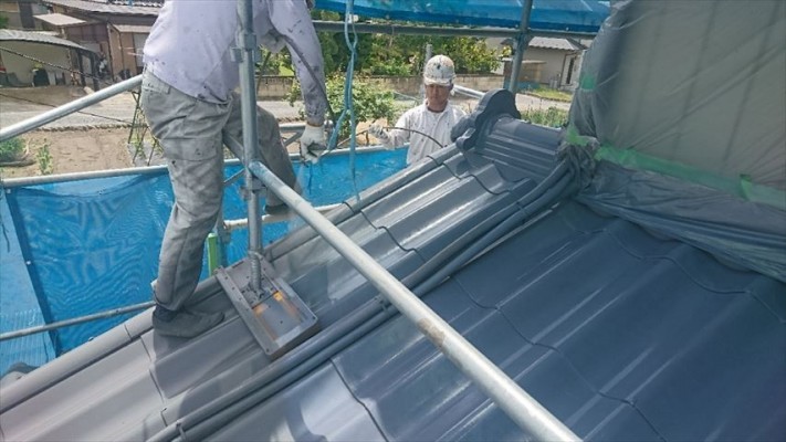 スレート瓦の塗装工事中塗りです