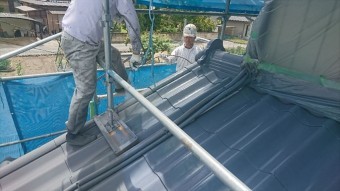 スレート瓦の塗装中塗り吹付けです