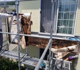 ベランダ解体しています