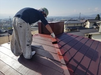 コロニアルのパナホームの煙突下塗装上塗り作業してます