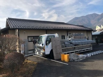 足場を設置開始です