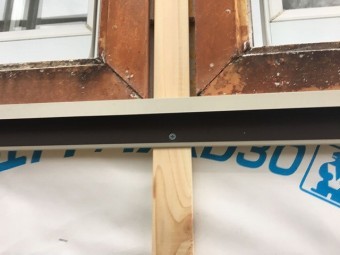 タイペックを張っていきます 窓回りに枠板金を設置します