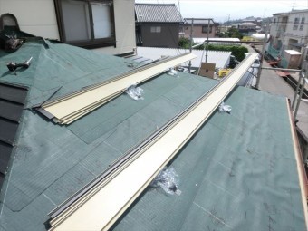ガルバニウム鋼板張っていきます