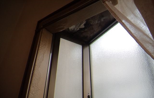 雨漏りの箇所です 出窓の上でした