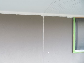 軒天の塗装しています
