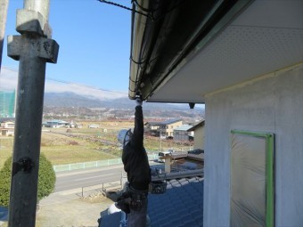 雨樋の塗装しています