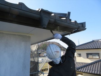 雨樋の塗装しています