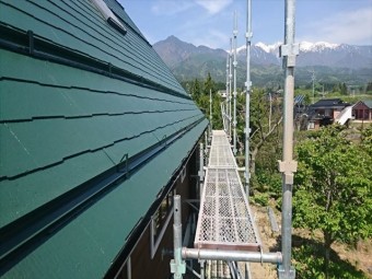 長野県中川村ログハウス屋根上塗り3