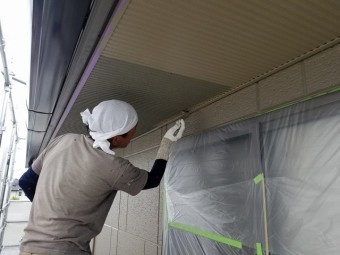 軒天の塗装開始です