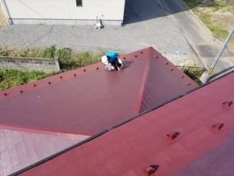 コロニアルの1階部分塗装上塗り作業してます。