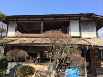 瓦をおとし