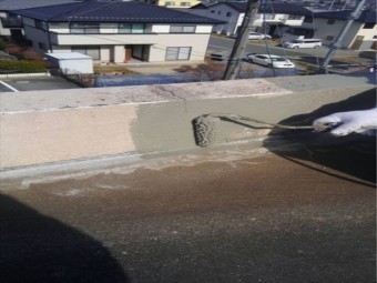 ヒビ補修してます