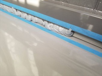 コーキングで埋めます。