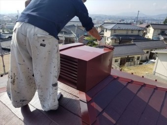 コロニアルのパナホームの煙突塗装上塗り作業してます