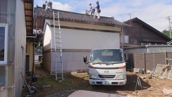 蔵の葺き替え開始です。