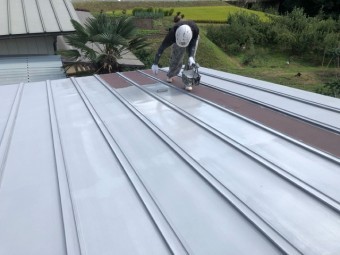 白いサビ止めを塗っている様子
