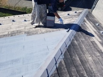 下塗り中ローラー塗りしてます。