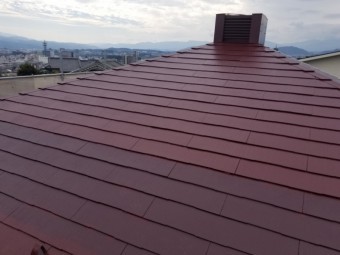 スレート屋根の上塗り仕上げをしています