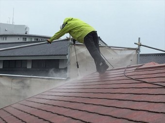 洗浄してる屋根を