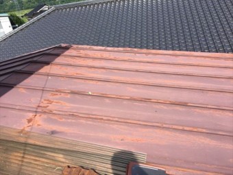 トタン屋根施工前穴です