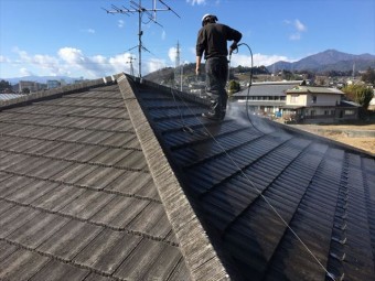 高圧洗浄をして汚れをふきとばす