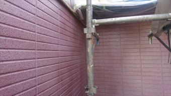 グラナートで2階をを吹き付けています 乾燥前