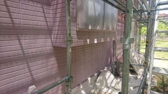 グラナートで1階をを吹き付けています 乾燥前