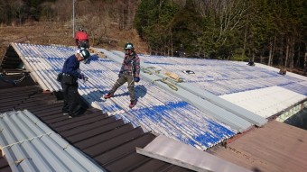 下條村カバー工事荷上げ2