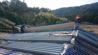 下條村カバー工事荷上げ7