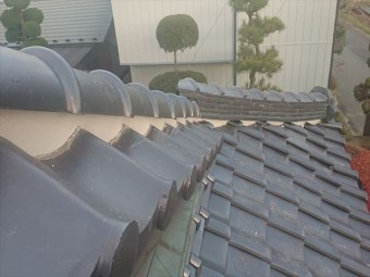 棟瓦漆喰