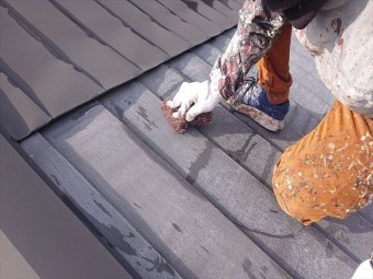下條村白錆屋根塗装ケレン2
