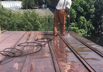 サビたトタン屋根を洗浄している様子