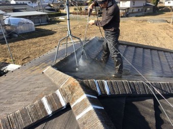 高圧洗浄をしています