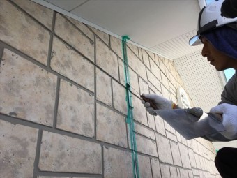 コーキング打ち作業のへらでならす