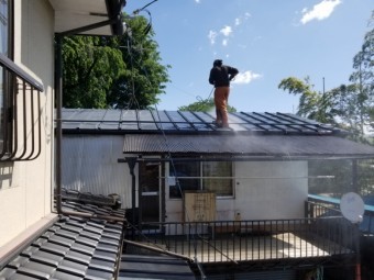トタン屋根高圧洗浄中
