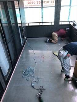 FRP防水研磨中です