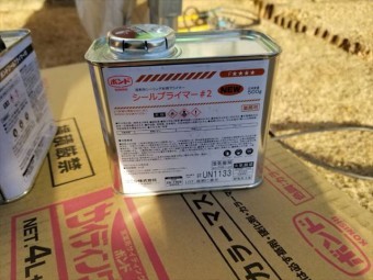 プライマーを塗り中