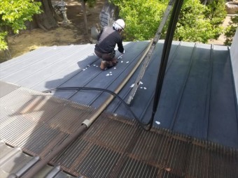 下塗り中です サーモテックメタルプライマー使用