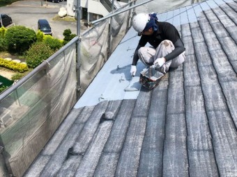 コロニアル屋根の下塗りしています